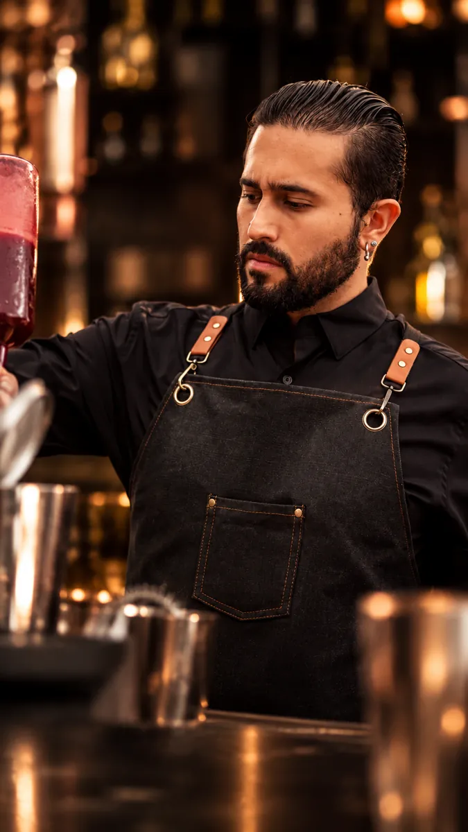 bartender preparando